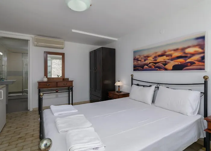 Areti\'S Milos Guesthouses